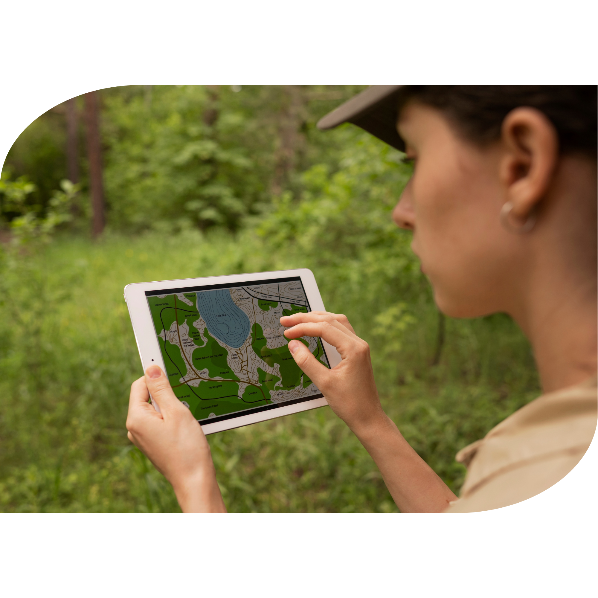 Woman in nature holding a tablet